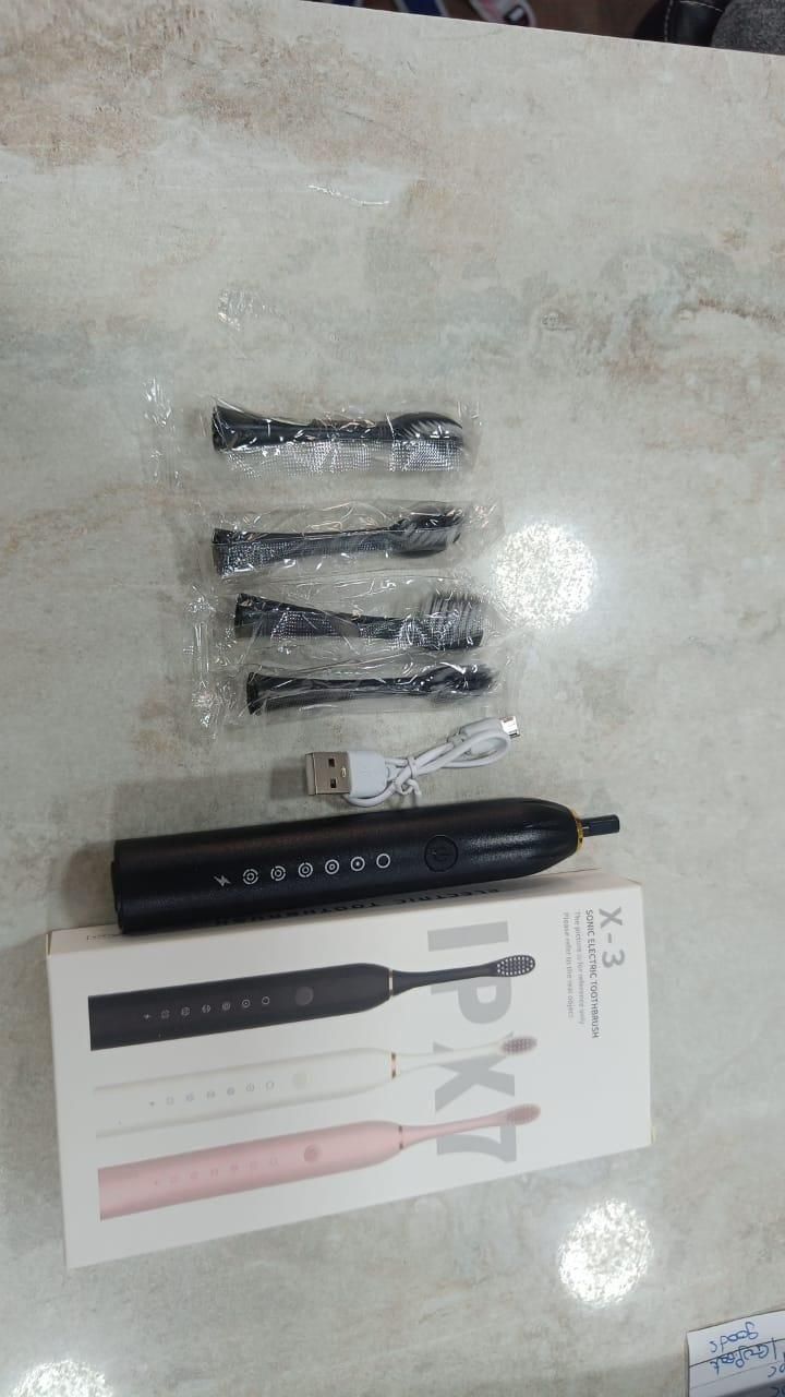 Ergonomic Luns electric toothbrush in a random color variant featuring soft nylon bristles for superior gum care.
